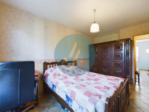 Saint-Privé (89220) Pavillon plain-pied 2 chambres avec grand garage et terrain clos.