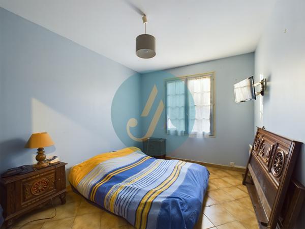 Saint-Privé (89220) Pavillon plain-pied 2 chambres avec grand garage et terrain clos.