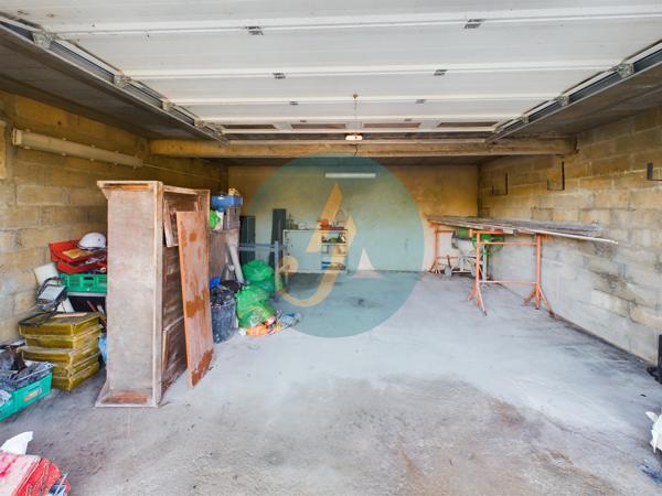 Saint-Privé (89220) Pavillon plain-pied 2 chambres avec grand garage et terrain clos.