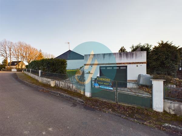 Saint-Privé (89220) Pavillon plain-pied 2 chambres avec grand garage et terrain clos.