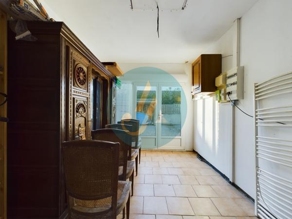 Saint-Privé (89220) Pavillon plain-pied 2 chambres avec grand garage et terrain clos.