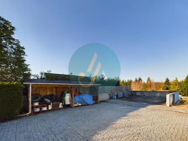 Saint-Privé (89220) Pavillon plain-pied 2 chambres avec grand garage et terrain clos.