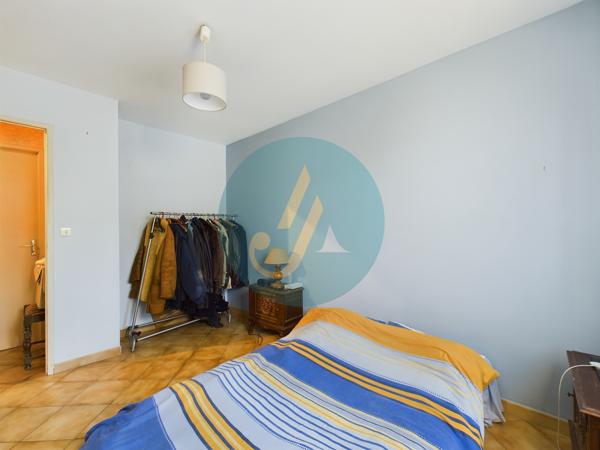 Saint-Privé (89220) Pavillon plain-pied 2 chambres avec grand garage et terrain clos.