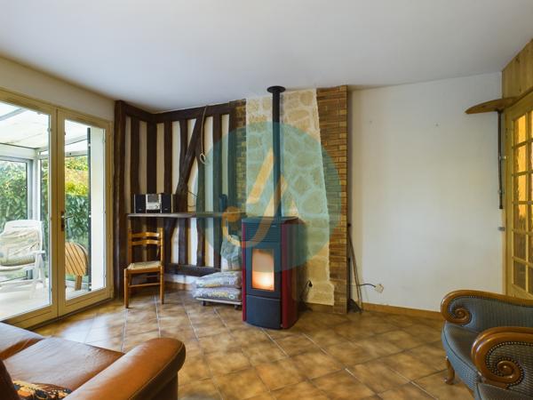 Saint-Privé (89220) Pavillon plain-pied 2 chambres avec grand garage et terrain clos.