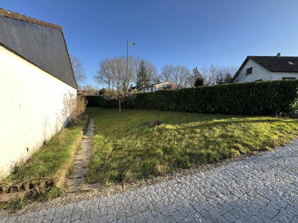 Saint-Privé (89220) Pavillon plain-pied 2 chambres avec grand garage et terrain clos.