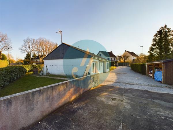 Saint-Privé (89220) Pavillon plain-pied 2 chambres avec grand garage et terrain clos.