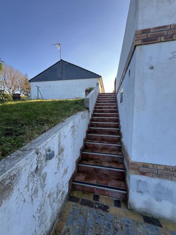 Saint-Privé (89220) Pavillon plain-pied 2 chambres avec grand garage et terrain clos.