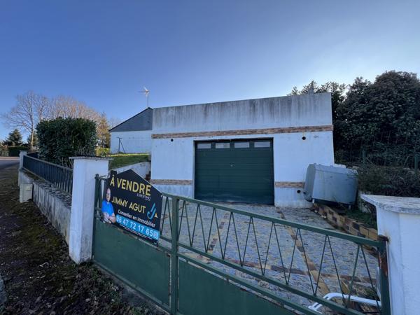 Saint-Privé (89220) Pavillon plain-pied 2 chambres avec grand garage et terrain clos.