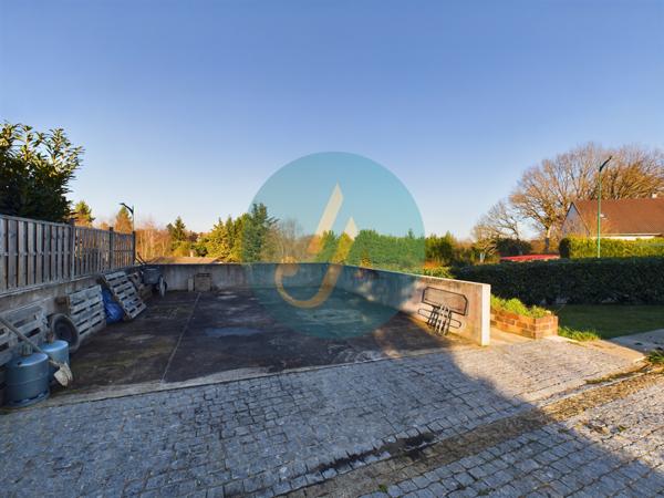 Saint-Privé (89220) Pavillon plain-pied 2 chambres avec grand garage et terrain clos.