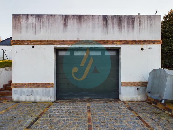 Saint-Privé (89220) Pavillon plain-pied 2 chambres avec grand garage et terrain clos.