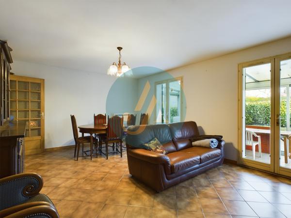 Saint-Privé (89220) Pavillon plain-pied 2 chambres avec grand garage et terrain clos.