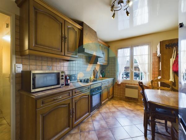 Saint-Privé (89220) Pavillon plain-pied 2 chambres avec grand garage et terrain clos.