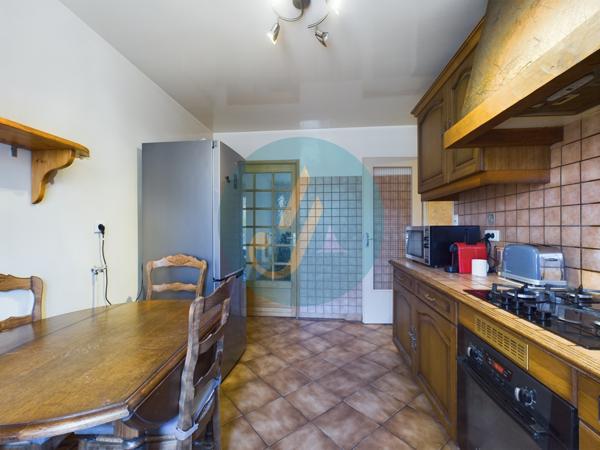 Saint-Privé (89220) Pavillon plain-pied 2 chambres avec grand garage et terrain clos.