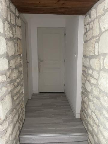 MAISON EN PIERRE AVEC GRANGE // COUR // CENTRE MIREBEAU