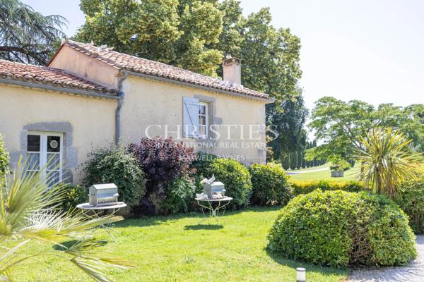 Le Manoir Dovecote et le Pavillon d’Été sont perchés gracieusement au-dessus du pittoresque Canal Latéral
