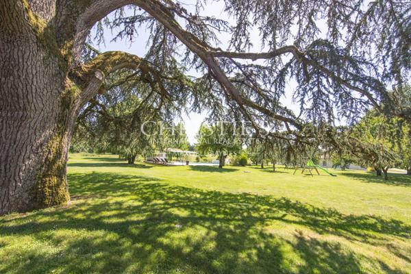 Le Manoir Dovecote et le Pavillon d’Été sont perchés gracieusement au-dessus du pittoresque Canal Latéral