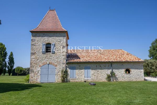Le Manoir Dovecote et le Pavillon d’Été sont perchés gracieusement au-dessus du pittoresque Canal Latéral