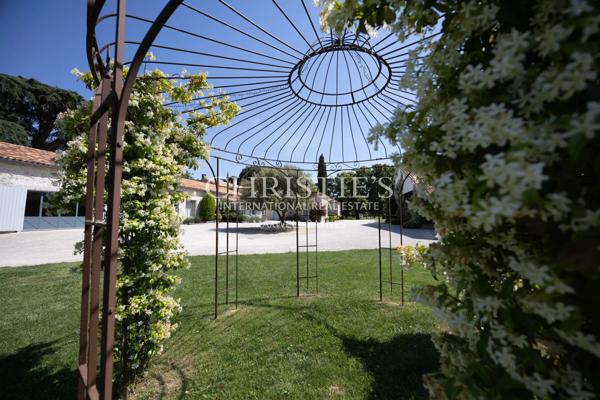 Le Manoir Dovecote et le Pavillon d’Été sont perchés gracieusement au-dessus du pittoresque Canal Latéral