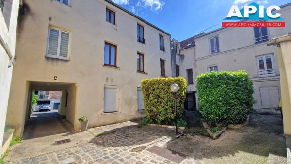 GROSLAY,

Dans une petite copropriété en plein centre ...