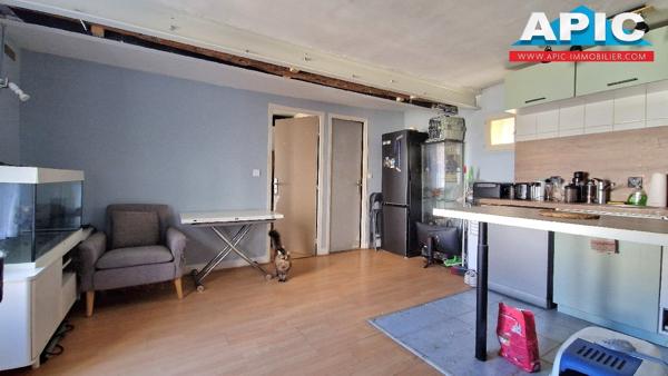 GROSLAY,

Dans une petite copropriété en plein centre ...