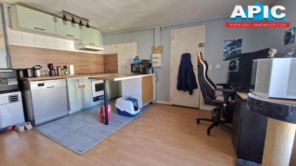 GROSLAY,

Dans une petite copropriété en plein centre ...