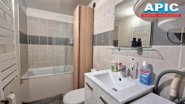 GROSLAY,

Dans une petite copropriété en plein centre ...