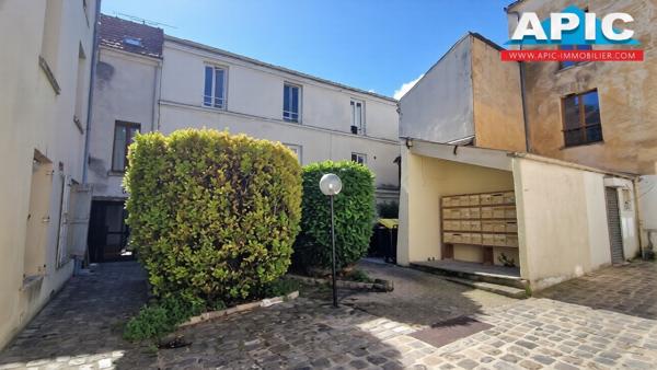 GROSLAY,

Dans une petite copropriété en plein centre ...