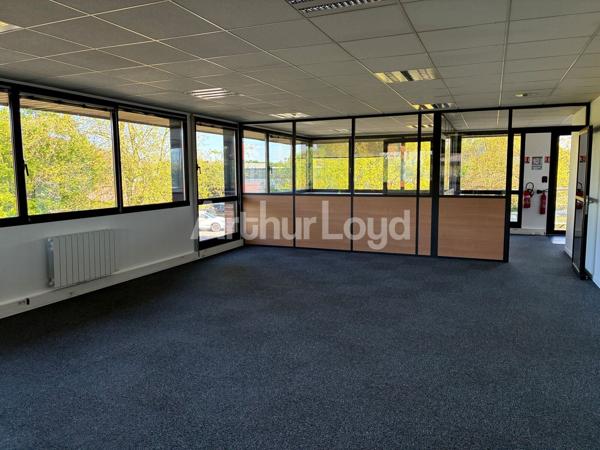 Bureau à louer à Wambrechies avec terrasse privative et environnement verdoyant