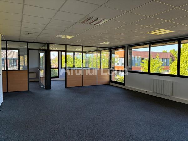 Bureau à louer à Wambrechies avec terrasse privative et environnement verdoyant