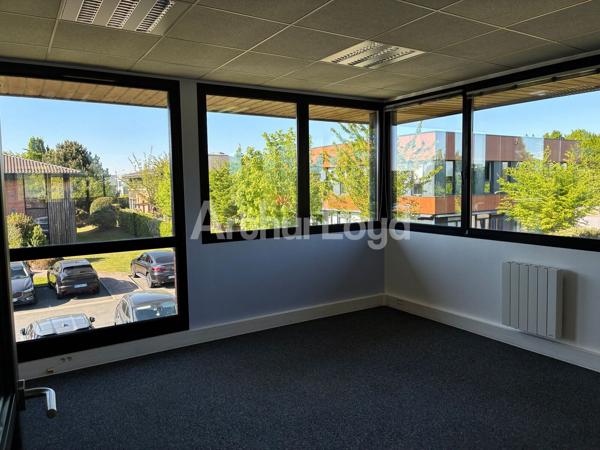 Bureau à louer à Wambrechies avec terrasse privative et environnement verdoyant