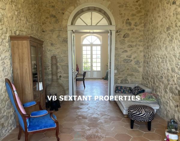 50mn de Bordeaux, près de Cadillac, propriété 40 hectares avec belle demeure et dépendances