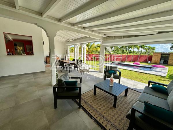 Saint-François (97118) Villa 4 chambres de 160m² environ sur un terrain de 1000m² avec piscine.