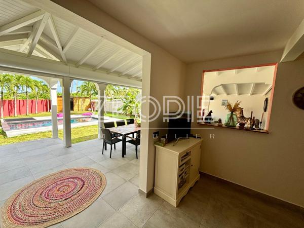 Saint-François (97118) Villa 4 chambres de 160m² environ sur un terrain de 1000m² avec piscine.