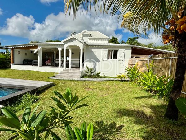 Saint-François (97118) Villa 4 chambres de 160m² environ sur un terrain de 1000m² avec piscine.