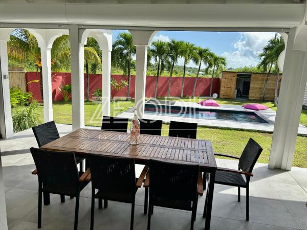 Saint-François (97118) Villa 4 chambres de 160m² environ sur un terrain de 1000m² avec piscine.