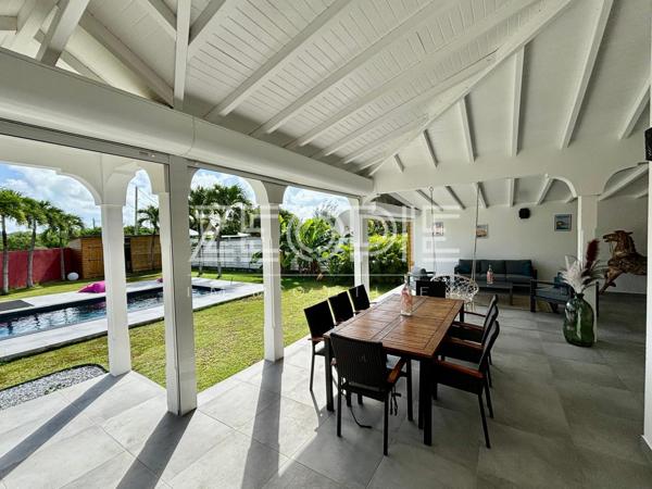 Saint-François (97118) Villa 4 chambres de 160m² environ sur un terrain de 1000m² avec piscine.