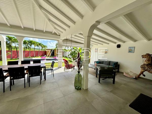 Saint-François (97118) Villa 4 chambres de 160m² environ sur un terrain de 1000m² avec piscine.