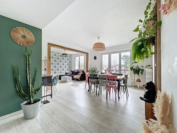 Sur la commune de Saint Jacques de la Landes ,à l’intérieur du périphérique Rennais. À proximité immédiate du métro, ligne de bus, écoles et espaces verts.