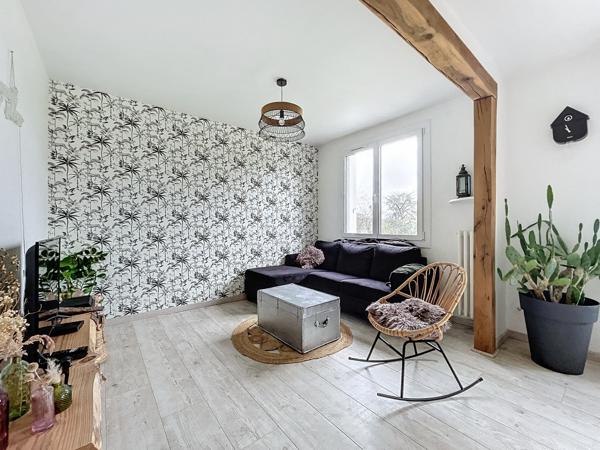 Sur la commune de Saint Jacques de la Landes ,à l’intérieur du périphérique Rennais. À proximité immédiate du métro, ligne de bus, écoles et espaces verts.