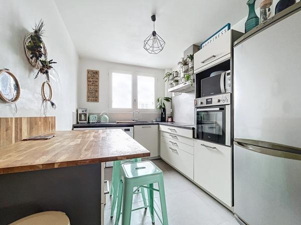 Sur la commune de Saint Jacques de la Landes ,à l’intérieur du périphérique Rennais. À proximité immédiate du métro, ligne de bus, écoles et espaces verts.