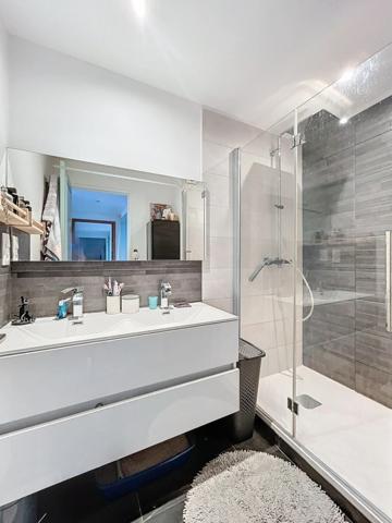 Sur la commune de Saint Jacques de la Landes ,à l’intérieur du périphérique Rennais. À proximité immédiate du métro, ligne de bus, écoles et espaces verts.