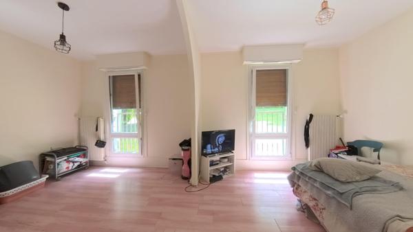 Généreux appartement familial 106 m² T6 en Rez de jardin proche gare, écoles et supermarché