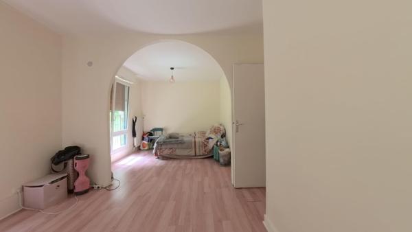 Généreux appartement familial 106 m² T6 en Rez de jardin proche gare, écoles et supermarché