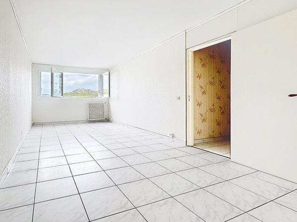 Grand appartement 7 pièces de 128 m² au dernier étage dans résidence sécurisée