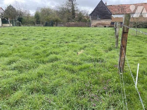 A VENDRE dans un sympathique village, entre CRECY EN PONTHIEU et SAINT RIQUIER, à 10 minutes d'...