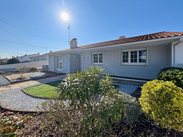 Pavillon lumineux avec garage de 48 m² et terrain facile à entretenir ? Proche commerces à Challans