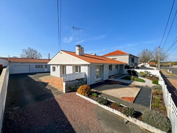 Pavillon lumineux avec garage de 48 m² et terrain facile à entretenir ? Proche commerces à Challans