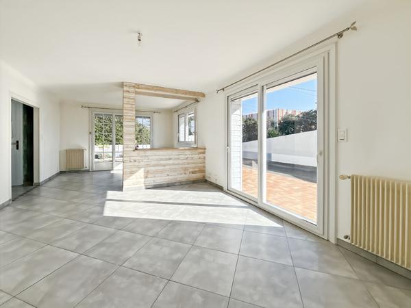 Pavillon lumineux avec garage de 48 m² et terrain facile à entretenir ? Proche commerces à Challans