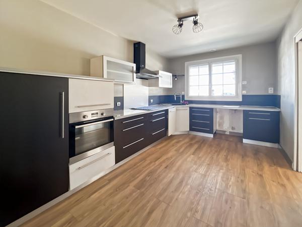 Pavillon lumineux avec garage de 48 m² et terrain facile à entretenir ? Proche commerces à Challans