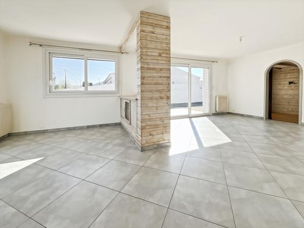 Pavillon lumineux avec garage de 48 m² et terrain facile à entretenir ? Proche commerces à Challans